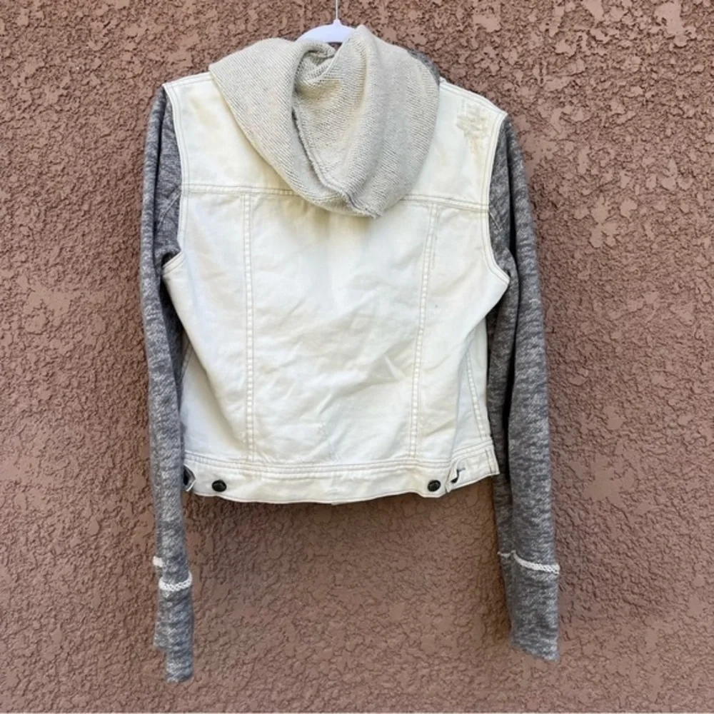 Free People distressed denim jacket with knit sleeves and hood - Size‎ M - Picture 3 of 12